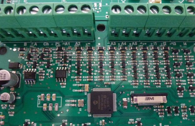 Carte de stockage de données avec bus de terrain